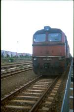 DR 120 355-3 1987 bei der Durchfahrt durch den Bahnhof Berlin - Ahrensfelde.