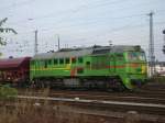 Am 6.11.06 fuhr die 220 509 einen Schotterwagenzug der HWB mit einer hellblauen Ost V100 zusammen in Richtung Mannheim raus.