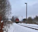 Die letzte Fahrt einer V 100...
... zwischen Neustadt und Bad Schandau? Am 28.11. unternahmen die Ostschsischen Eisenbahnfreunde ihre mittlerweile zur Tradition gewordene   Schsische Schweiz Rundfahrt   zwischen Pirna-Neustadt & Bad Schandau. Nach wie vor droht die Streckenstilllegung der wunderschnen Sebnitztalbahn. Auch aus diesem Grund zog ich die Fhrerstandsmitfahrt auf der Lbauer 112-331 diesmal den Fotos an der Strecke vor. Der Typ der rechts seinen Schdel aus der Lok hlt bin ich, man kann es erahnen ;-).
Auch diese Sonderfahrt erhielt wieder eine sehr groe Resonanz - man sprt frmlich, wie sehr die Strecke den Anwohnern am Herzen liegt...
Ein besonderer Dank an Alfred Simm und Ralph Gruner von den Ostschsischen Eisenbahnfreunden, die diese Aktion ermglichten! 
Geschoben wird die Fuhre von 52 8080. 
Foto: Ausfahrt des Zuges in Neustadt/Sa. Richtung Bad Schandau 
Danke Nadine frs warten und frieren an der Strecke ;-)
  F11   fr ganzes Foto!
En ausfhrlicher Bericht und weitere Fotos in Krze hier:
http://www.vogels-perspektiven.de/die-sebnitztalbahn/

