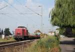 Bauarbeiten am 4. August 2013 zwischen Ingolstadt und Eichsttt hier im Haltepunkt Eitensheim. Eine V 100 wartet darauf, dass ihr Zug mit altem Schotter beladen wird.