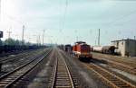 DR 110 161-7 mit einem Güterzug am 08.05.1981 in der Südgruppe von Halle (S) Gbf. Das Foto hat mein verstorbener Freund Klaus Pollmächer gemacht.