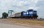 201 004 der Hafenbahn Magdeburg führt am 21.05.16 einen der Pendelzüge vom Magdeburger Hafen zur Wasserschleuse über den Kanal auf die Magdeburger Steinkopfinsel.