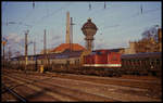 In der Abendsonne des 30.12.1990 stand 112327 fotogerecht mit einer Dosto Garnitur vor dem Wasserturm im HBF Magdeburg.