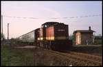 202395 fährt mit dem N 4432 nach Sandersleben am 26.4.1992 um 8.52 Uhr in Könnern ein.