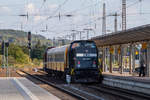 Die schwarze EBS 202 597-1 ist am 15. September 2018 in Naumburg unterwegs. Am Zugende hängt noch 110 001-5.