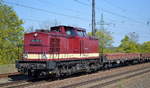 SKL Umschlagservice Magdeburg GmbH & Co. KG, Magdeburg mit  202 466-9  [NVR-Nummer: 92 80 1202 466-9 D-SKLUS] und einigen Drehgestell-Flachwagen am 21.04.20 Bf. Saarmund.