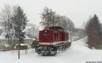 202 646 der DB-Tochter Erzgebirgsbahn war am 12.02.2010 als Spurlok u.a. auf der BSg-Linie unterwegs. In der Ortslage von Schlettau ist sie bei leichtem Schneefall unterwegs. 