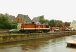 Im August 1997 konnte man noch auf dem Schienenweg bis in den Wolgaster Stadthafen fahren. Zusehen die 202 275-4 an einem trben Tag im Wolgaster Hafen.