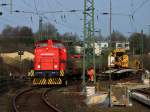 202 535-1  Chris  von SES zieht einen Bauzug am 25.03.2011 in Aachen West an einem 125to Kran der Firma Hering Gleisbau vorbei, der ein Gleisstck am Haken hngen hat.