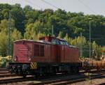 Die V 100.05 (202 726-6) der HGB (Hessische Gterbahn GmbH, Buseck) ex DR 110 726-7 ex DB 202 726-6 hat am 08.09.2012 Gleisbaumaschinen nach Betzdorf/Sieg gebracht. 
Die V 100.1 wurde 1974 von LEW (VEB Lokomotivbau Elektrotechnische Werke „Hans Beimler“ Hennigsdorf) unter der Fabriknummer 14427 gebaut und an die DR als 110 726-7 ausgeliefert. Der Umbau in 112 726-5 erfolgte 1989, eine Umzeichnung in 202 726-6 erfolgte 1992 und 1994 ging sie dann mit in die DB ber. Die z-Stellung und Ausmusterung bei der DB erfolgten im Jahr 2000. 
Weitere Stationen (Eigentmer) waren dann: 2000 an SFZ - Schienenfahrzeugzentrum Stendal (spter ALS);  2005 an PBSV, Magdeburg (spter KCR)  15 ;  2010 an GLG - Gmeinder Lokomotivenfabrik, Mosbach als 203 001-3  Ludwig K.  und seit dem Jahr 2011 ist bei der HGB, wo sie seither ihren Dienst tut, sie hat die NVR-Nummer  92 80 1202 726-6 D-HGB, sowie die EBA-Nummer  EBA 01C23K 219.