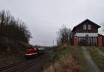 112 565 der PRESS fuhr am 08.11.13 mit einer Wagenberfhrung von Schwarzenberg nach Neuenmarkt-Wirsberg.