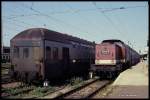 112854 wartet am 26.8.1990 im HBF Magdeburg vor einem Doppelstockzug nach Marienborn auf Abfahrt.