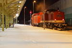 Nachts am Bahnhof in Adorf mit Schneepflug und V100 der METG.