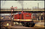 112494 fährt solo am 18.03.1990 durch den Bahnhof Dessau.
