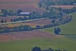 Ein Blick hinab vom Schloss Rothestein bei Bad Sooden-Allendorf zeigt eine einsame PRESS V100, die sich ihren Weg über die KBS 613 gen Süden bahnt. Aufgenommen am 02.08.2015.