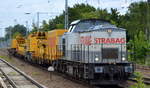 STRABAG Rail GmbH mit  203 166-4  [NVR-Nummer: 92 80 1203 166-4 D-STRA] und ihre beiden Gleisbauschienenkrane KRC 910   ELBE  + KRC 1200  DONAU  und deren Schutzwagen am Haken am 14.08.18