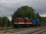 114 703-2 und 104 035-6, letztere des EVU Press in der typischen  blauen Lackierug als LZ  kurz vor dem BÜ Hosena. 20.06.2020 11:07 Uhr.