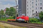 Am 17.06.2024 durchfährt die  #von Alsthom Lokomotiven Service GmbH an Spitzke Logistik vermietete 203 127-6 (LEW 13563/1973, ex 110 524-6/112 524-4/202 524-5) auf der hier abzweigenden  Güterumgehungsbahn nach Düsseldorf-Lierenfeld  die S-Bahn-Station Düsseldorf-Wehrhahn