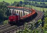 203 115-1 von Sendogan Bahndienste fährt mit etlichen Res Wagen über den Altenbekener Viadukt und bringt die Wagen nach Altenbeken.