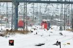 schon bei der Ausfahrt werden kleine Schneeschnanzen berumt, PRESS 203 011  mit ihrem Schneepflug im Bf Stralsund am 03.02.2010