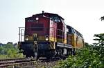 203 004 der SGL bringt die 228 der EBW nach Blankenburg, hier bei Halberstadt am 22.06.2010