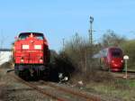203 117-7 von BBL wartet am 02.04.2011 mit einem Bauzug in Stolberg, auf der Hauptstrecke rechts (Kbs 480) hmmert ein Thalys von Aachen kommend Richtung Kln vorbei.