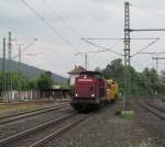 203 007-0 der Bocholter Eisenbahngesellschaft zieht am 1. Juni 2012 einen Baukran durch Kronach in Richtung Saalfeld.