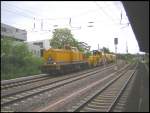 Am 27.05.2006 zog 203 312 der DB Netz Instandhaltung zwei Gleisbaumaschinen durch den Bahnhof Darmstadt Nord.