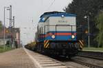 Auch am 02.05.2013 kam NBE 203 214-2 mit einem kurzem Bauzug gen Norden durch Kenzingen.