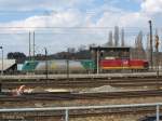 Alte Diesellok vor moderner E-Lok: In Dresden-Neustadt fhrt ein Gterzug ein, bei dem 203 004 der Ascherslebener Verkehrsgesellschaft A.V.G. als Vorspann vor 185-CL 006 Rail4chem eingesetzt ist, 07.04.2006
