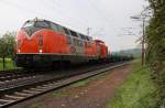 221 134-0 mit einer 203 und kurzem Rungenwagen-Zug in Fahrtrichtung Norden. Aufgenommen in Ludwigsau-Friedlos am 30.04.2014.