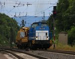 Die Spitzke V100-SP-008 (203 128-4) mit kurzem Bauzug in der Südeinfahrt nach Eichenberg.