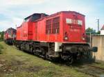 Streckendiesellok der Baureihe V 100 der Deutschen Reichsbahn, hier als 204 869-2 der Deutschen Bahn, im ehem. Bw Weimar, Mai 2003