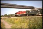 BR 204 (ex V 100, BR 112 der DR) vor Personenzug auf der fahrt nach Erfurt-Ost (- Smmerda) am 3. 7. 1991