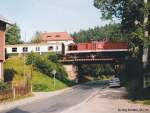 Die „Oberlandbahn“ fhrt von Norden her am Waldhang entlang ins Tal nach Ziegenrck hinab. Kurz vor dem Bahnhof berquert sie noch diese Brcke. (204 869 am 26.7.95)
