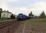 204 010 und 204 012 fahren am 06.05.14 mit einem leeren Schotterzug (52 Waggons) durch Plauen-West.