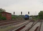 204 010 und 204 012 stehen am 06.05.14 mit einem leeren Schotterzug (52 Waggons) in Weischlitz/V.