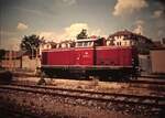 11 Juni 1991 211 133-4 (BwTK)Heilbronn-Südbahnhof seit der Einführung der Stadtbahn (AVG) nach Öhringen/Hohenlohe Kbs 783 (710.4) ist die Srecke ab dem Abzweig HN-Karlstor abgerissen worden . Heilbronn Südbahnhof ging bis in die Ende 60 jahre des letzten Jahrhunder die Schmalspurbahn nach Beilstein-Marbach ( Bottwartalbahn) im Südbahnhof war die Rollschemelanlage, zu dem Zeitpunk bis dato der Aufnahme gab es dort vier Normalspurgleise noch.Hn Südbahnhof Lag zwischen der Brücke Oststraße und Charlottenstraße heute Überbaute Wohnfläche ,auch Kohlen und Heizöl und Holzlager waren dort.