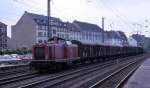 Aus Bramsche kommend erreicht 211100 mit ihrem Güterzug am 3.7.1987 um 17.15 Uhr den unteren Bahnhof in Osnabrück.