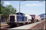 211205 wartete am 1.7.1993 um 14.52 Uhr mit einem Güterzug im Bahnhof Amorbach auf die Weiterfahrt nach Miltenberg.