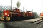 Eine qualmende D23 und D20 (ex-DB 211 074-0) der Bentheimer Eisenbahn AG auf Bahnhof Bentheim-Nord am 21-4-2001.