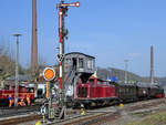 Eine spontane La-Ola-Welle für den einfahrenden Pendelzug mit der museumseigenen Diesellokomotive 212 007-9. (Eisenbahnmuseum Bochum-Dahlhausen, April 2018)