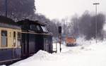 218 145 mit Sonderzug trifft in Winterberg auf 212 272 mit einem planmäßigen Eilzug (Feb. 1985)