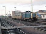 DB 212 050-9 wartet im Bahnhof Kleve am 17.12.1988 auf den nächsten Einsatz (als E-3778 von Kleve nach Nijmegen) mit Steuerwagen 50.80.8253.615-4, BDnf735. Scanbild 94848, Kodak Ektacolor Gold.