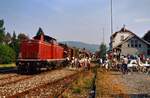 Sonderfahrt auf der DB-Nebenbahn Kirchheim-Weilheim. Ich habe den Weilheimer Bahnhof nur am 22.09.1985 so voll erlebt! DB-Lok 212 242-2 sorgte dort mit ihrem Zug bei den Fahrgästen,  den zahlreich erschienenen Eisenbahnfans und bei den Bewohnern für Heiterkeit.