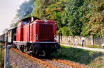 Sonderfahrt auf der DB-Nebenbahn Kirchheim-Weilheim mit DB-Lok 212 242-2, welche hier schon auf Weilheimer Boden fährt, 22.09.1985.