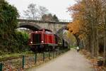 212 007-9 DB mit Museumszug auf der Ruhrtalbahn am Witten Viadukt in Witten Bommern, Dezember 2022.