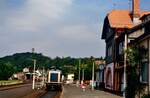 Der Bahnhof Königstein wirkte am 22.08.1985 wie ein Provinzbahnhof, weit entfernt von allem.
Dass hier die Stadt Frankfurt in unmittelbarer Nähe ist, das war hier zu dieser Zeit wenig zu spüren. Diesellok 212 365-1 wurde der Privatbahn von der DB für eine gewisse Zeit geliehen.