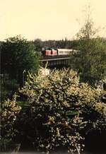 20.April 1993 auf der Neckarbrücke  von Bad-Wimpfen kommend 212 145-7 ( Bw RK) mit N7933 von Heidelberg nach Heilbronn einfahrend Bf.