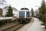 Zug der DB-Nebenbahn Wendlingen-Kirchheim-Oberlenningen mit DB-Lok 212 236-4 auf seiner Fahrt nach Kirchheim (der Zug durchfährt gleich nach dem Bahnhof das Stadtgebiet von Wendlingen, mittlerweile fährt dort eine Stuttgarter S-Bahn nach Kirchheim).
Datum: 24.03.1984